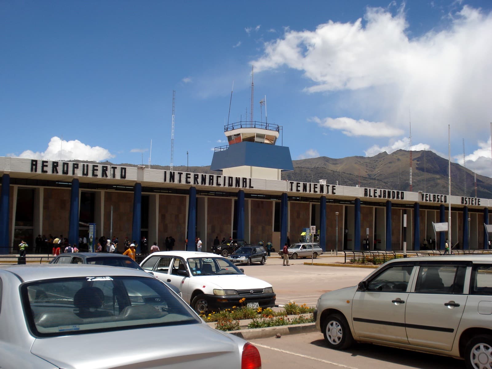 Aeropuerto Cusco · Recojo 24/7 con cartel a tu nombre. Seguimiento de vuelo.
